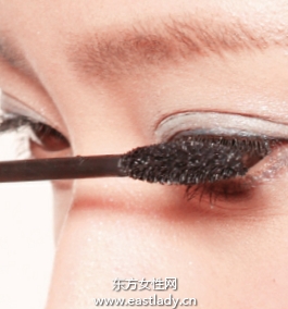 粘貼無(wú)梗假睫毛的貼法