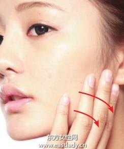 液狀粉底化出薄、透自然質(zhì)感妝容