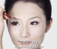 描畫(huà)眼線打造自然清澈感覺(jué)