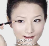 描畫(huà)眼線打造自然清澈感覺(jué)