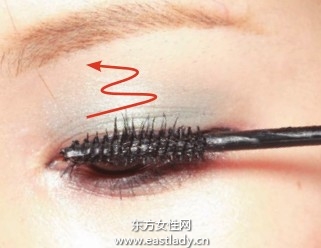 使用睫毛膏打造美麗睫毛