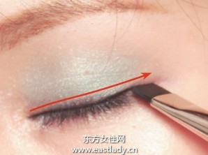 綠色眼影配合眼線增添女人味