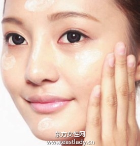 粉刷涂抹粉底打造柔和裸妝效果