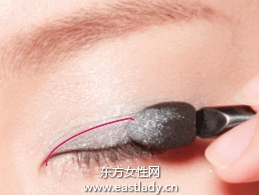 混血感透明藍色眼妝的畫法