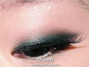 深色眼影隨時補(bǔ)眼妝