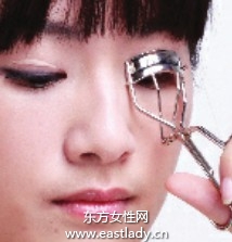 使用睫毛夾打造卷翹美睫