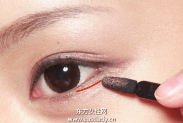 化妝教程之基本款棕色眼影的使用步驟