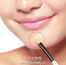 使用遮瑕膏遮蓋色斑、雀斑