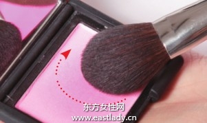 簡(jiǎn)單畫(huà)圓打造甜美粉色腮紅