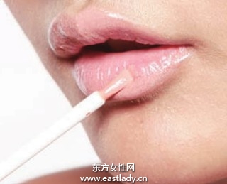 使唇膏不容易脫色的唇妝教程
