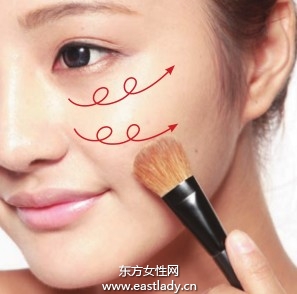 粉刷涂抹粉底打造柔和裸妝效果