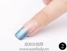 柔和藍(lán)色色調(diào)美甲營造出輕松休閑之感