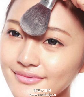 粉狀粉底打造薄霧般的持久底妝