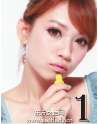 潤(rùn)唇膏搭配口紅滋潤(rùn)全唇