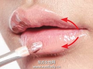 用唇刷描繪飽滿雙唇
