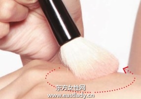 腮紅修飾顴骨打造立體感妝效