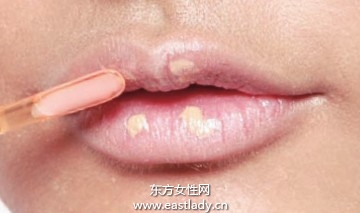 利用豐唇底膏塑造豐盈唇型