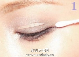 將眼線暈開時(shí)候 會(huì)顯得有些臟污
