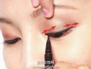 眼線液勾勒光澤質(zhì)感深邃眼妝