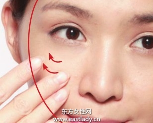 深、淺粉底打造緊致立體妝效