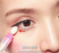 尖頭棉棒+眼線粉打造自然眼線