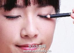 勾勒眼部線條打造嫵媚眼神