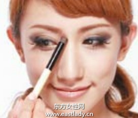 典雅裸妝顯現(xiàn)端莊與雍容華貴