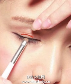 讓眼睛更顯大的眼線畫法