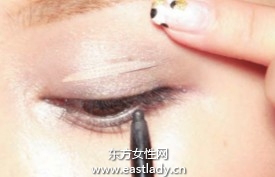 沿睫毛根部描畫眼線時(shí) 很擔(dān)心筆尖