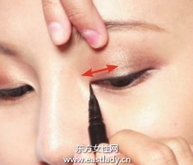 眼線液勾勒光澤質(zhì)感深邃眼妝