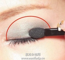 拉長眼影和眼線畫出大眼妝容