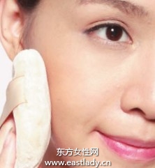 深、淺粉底打造緊致立體妝效