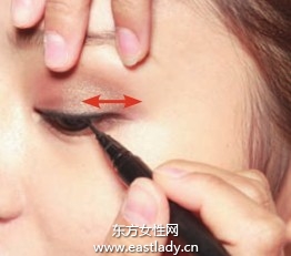 眼線液勾勒光澤質(zhì)感深邃眼妝