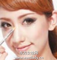 典雅裸妝顯現(xiàn)端莊與雍容華貴