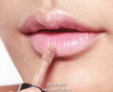 唇妝前護(hù)理唇膏更好著色