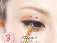 埋入式眼線畫法畫出柔媚印象大眼妝