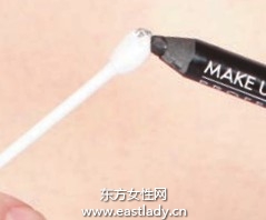 尖頭棉棒+眼線粉打造自然眼線