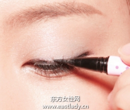 粘貼無(wú)梗假睫毛的貼法
