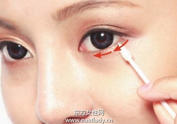 眼線液勾勒光澤質(zhì)感深邃眼妝