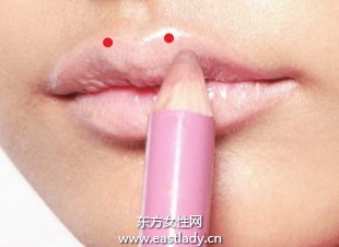 圓潤唇型搭配粉嫩唇色提升甜蜜氣息