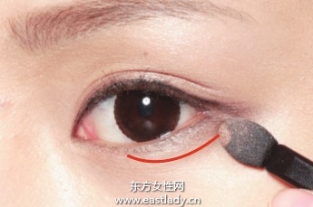 化妝教程之基本款棕色眼影的使用步驟