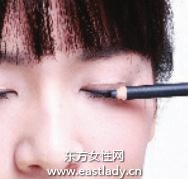 令雙眼變得更大更明亮的眼妝畫(huà)法