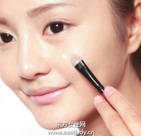 使用遮瑕品遮蓋紅色、不平整的痘痕