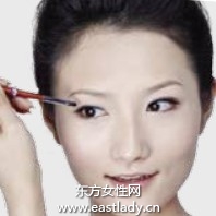 描畫(huà)眼線打造自然清澈感覺(jué)