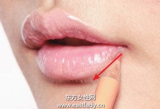 使用遮瑕霜和唇線打造微笑唇妝