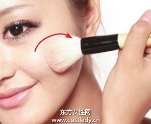 腮紅修飾顴骨打造立體感妝效