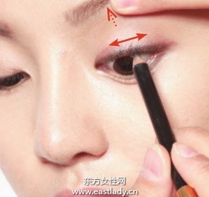 眼線基礎(chǔ)描畫手法 勾勒精致輪廓