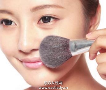 粉狀粉底打造薄霧般的持久底妝