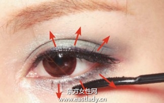 寬眼影+粗眼線塑造圓溜溜大眼睛