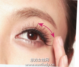 用睫毛夾提升睫毛卷翹度